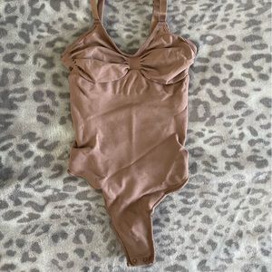 Skims - S/M sculpting thong bodysuit - UMBER